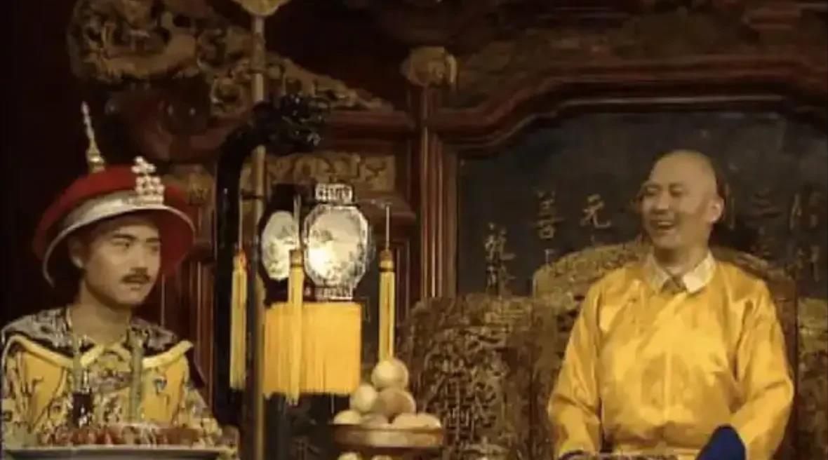 嘉庆熬乾隆的策略其实很棒，只要乾隆活着一天，他就对乾隆言听计从。因为毕竟乾隆快9