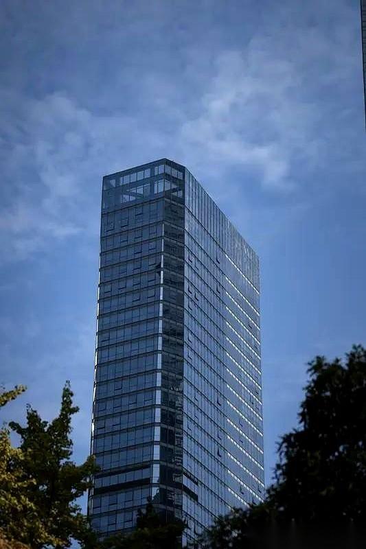 “爸，卖了吧，咱换个八楼以下的！”女儿这话，跟刀子似的戳我心窝子。唉，住在26