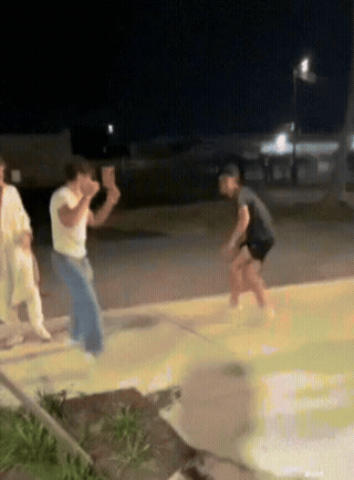 这也太吓人了，打架脖子都转了一圈