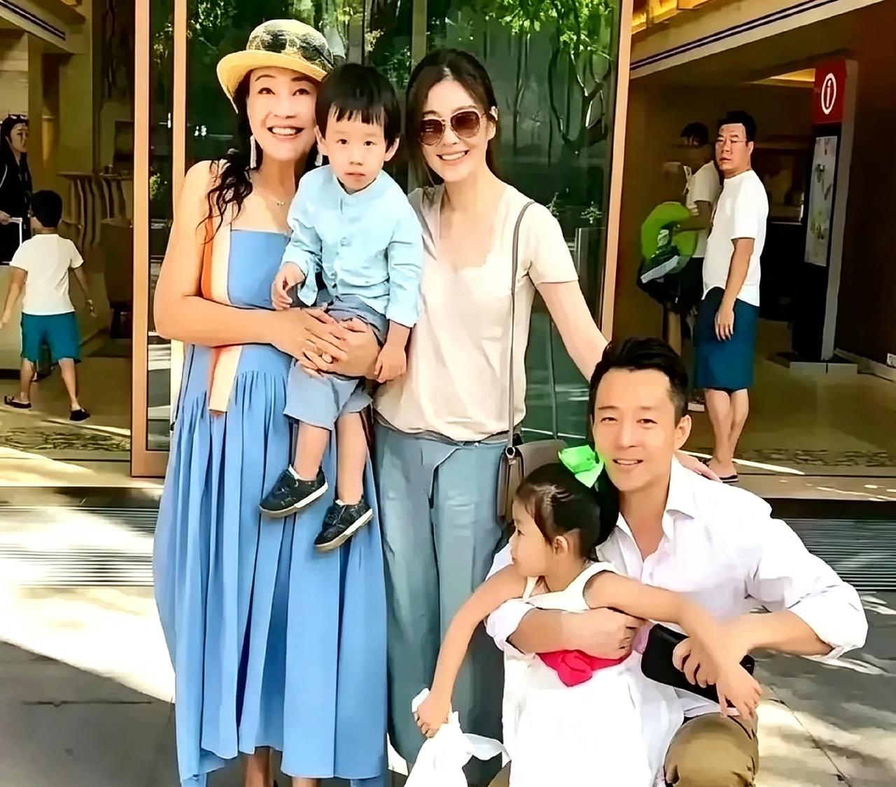 翻出这张老照片，那时候一家人笑得多开心啊。张兰抱着孙子，汪小菲搂着闺女，大S站中