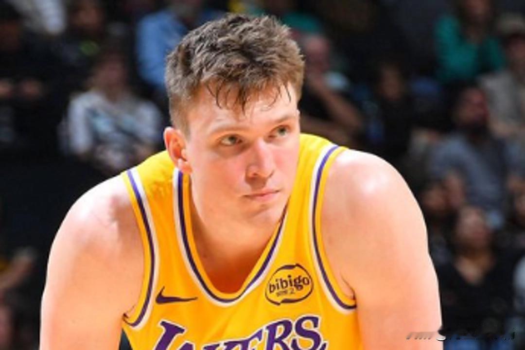 湖人首轮17号秀克内克特正式摊牌，亲赴管理层递交交易申请，终结外界多日猜测，而湖