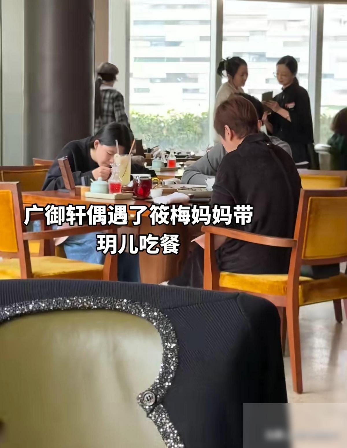 小玥儿被照顾得很好，筱梅妈妈是跟着玥儿一起回北京的吧，方便继续照应她的日常。