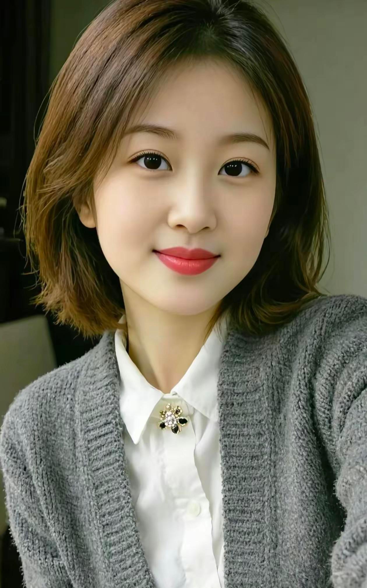 幸福不在富足，而在知足。生活嘛！简单点，糊涂点，开心点。[呲牙笑]