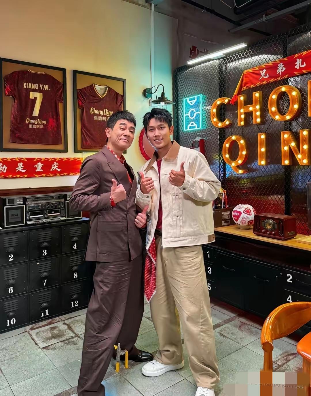 59岁的陈小春近日现身重庆一家火锅店，其穿搭风格依旧有型有款，但面部状态却引发关