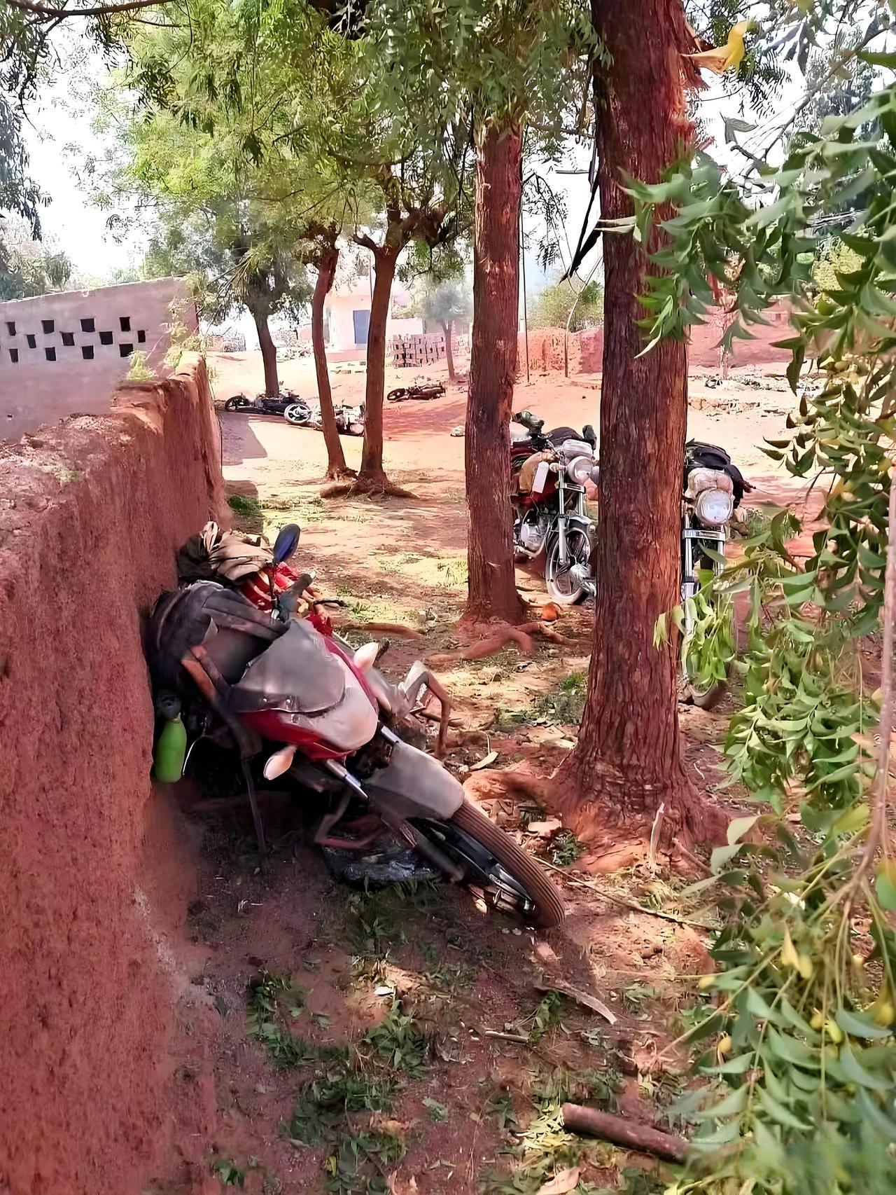 在马里的沙漠地带，几十名俄罗斯老兵遭遇上千名反叛武装围攻。凌晨1点，撒哈拉沙漠