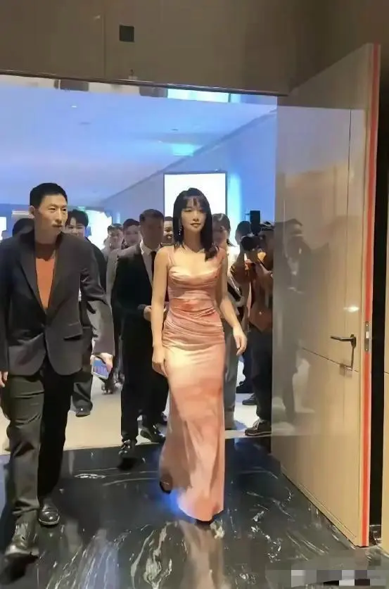 蓝盈盈，原以为在电视上看也就普普通通没想到见到真人，直接被惊艳到，那美貌完全不