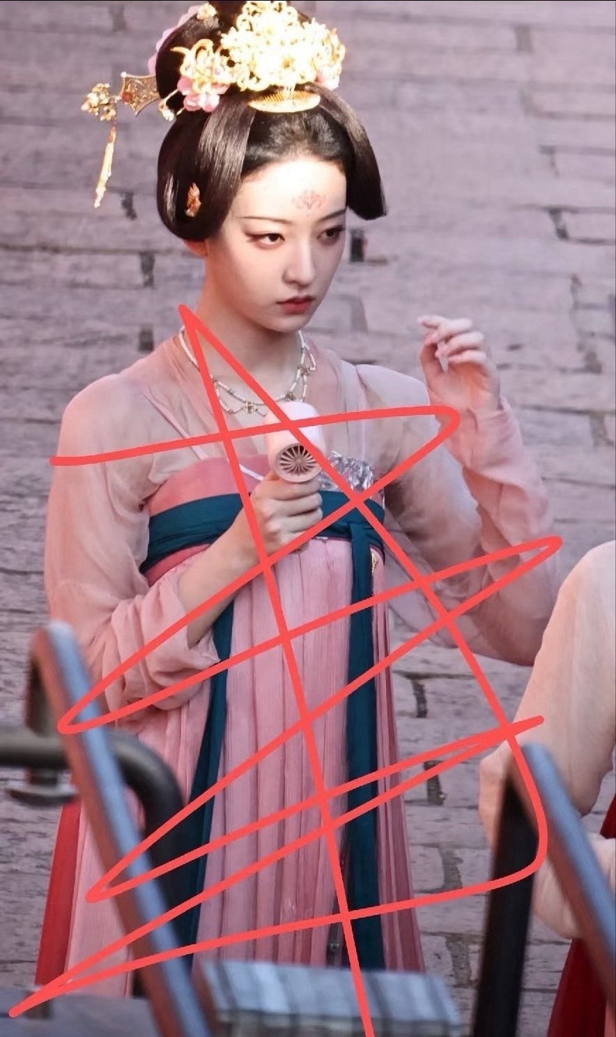 为什么现在的剧女配的妆容比女主都华丽​​​