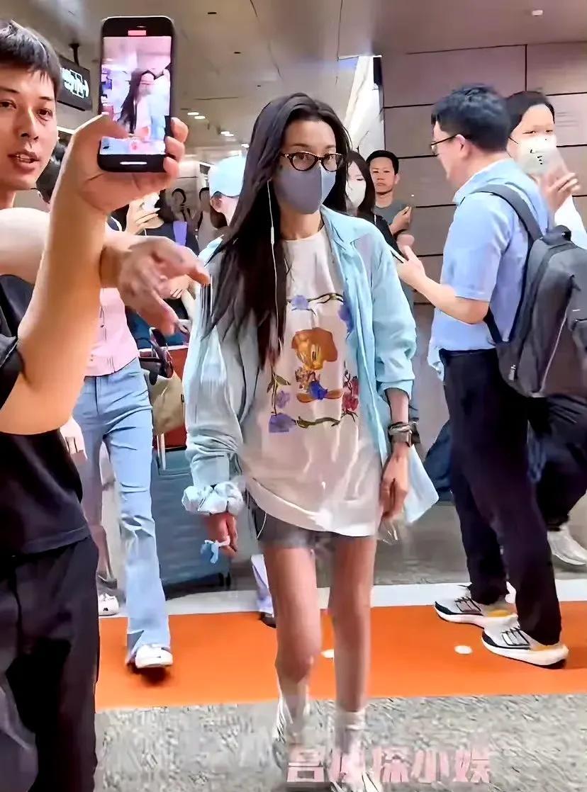 近日，宋祖儿现身上海机场，其纤瘦身形引发热议。镜头下，她双腿纤细近乎“竹竿”，清