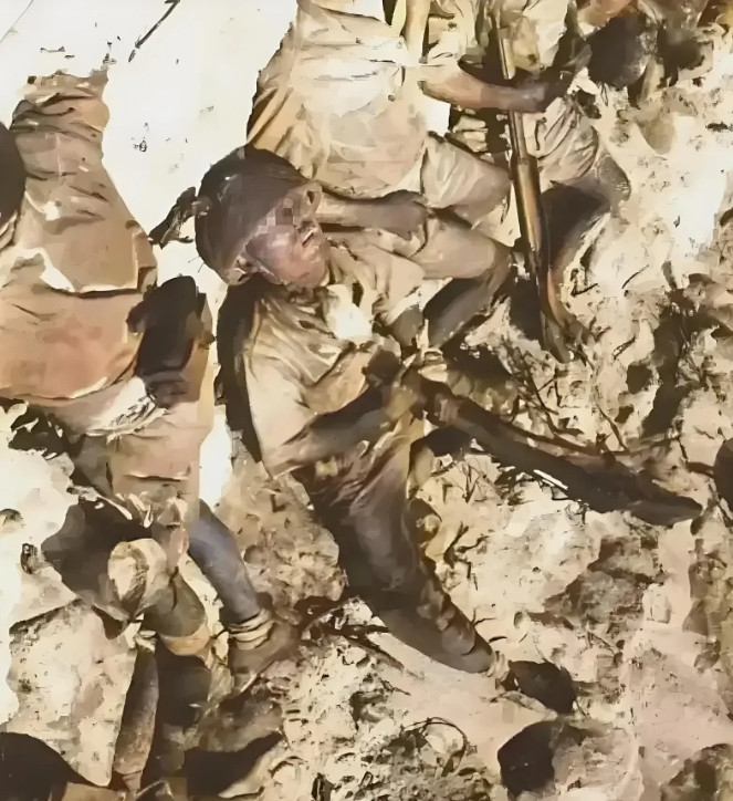 照片上是1945年，在<em>硫磺岛战役</em>期间，几个小鬼子躲藏在岩洞深处负隅顽抗，他们利用