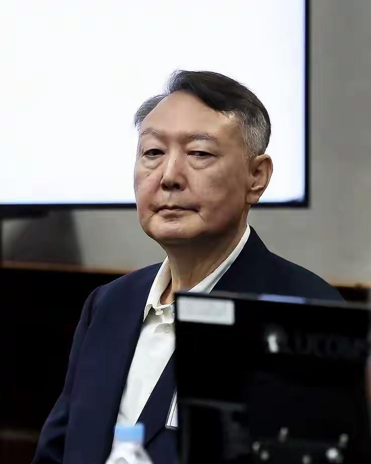 时隔85天再次出庭，韩国前总统尹锡悦三个月的牢饭彻底服气了，只见他身形消瘦，满脸