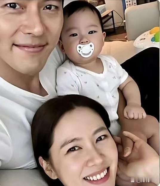 玄彬、孙艺珍的儿子太好看了，眼睛又黑又亮，肉嘟嘟的太可爱，被养得太好了，顶流夫妇
