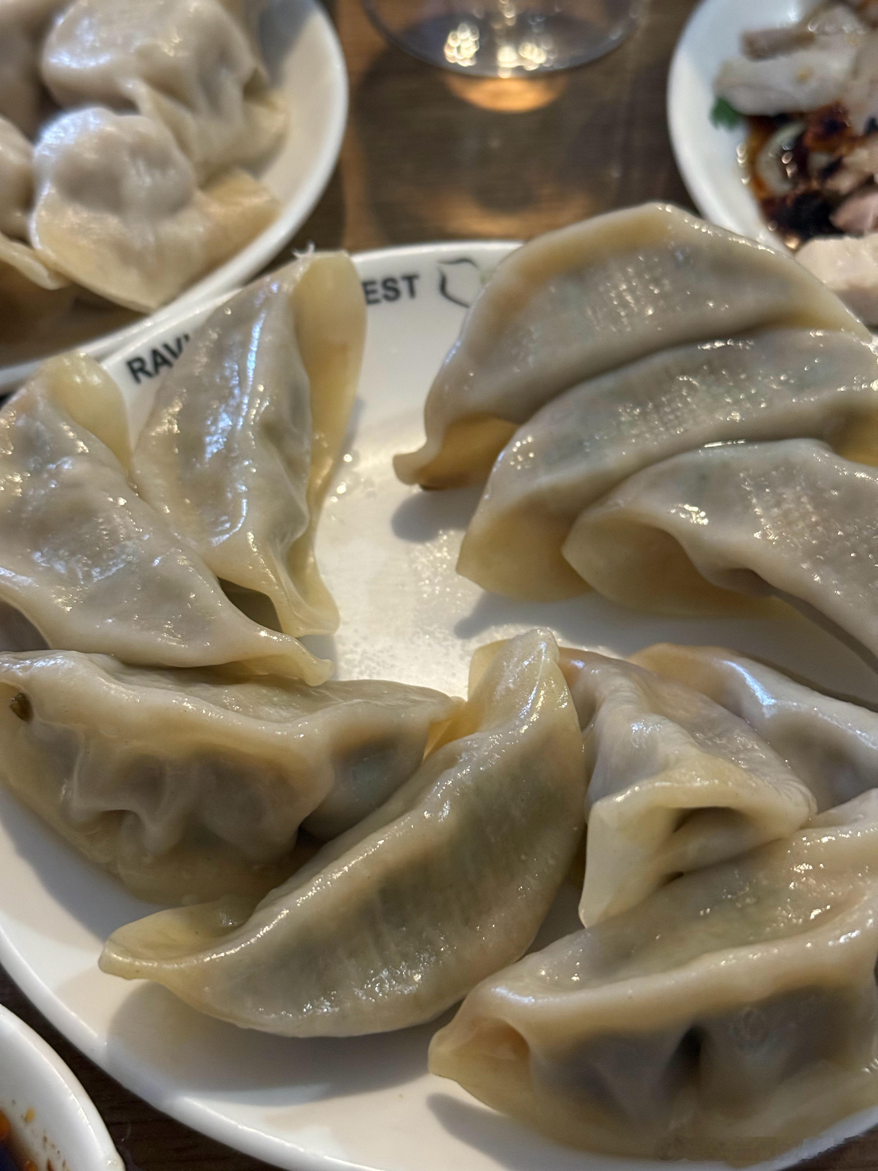 昨晚突然很想吃饺子，就去了一家以前总去的东北饺子馆。几年过去，店名没换，但老板