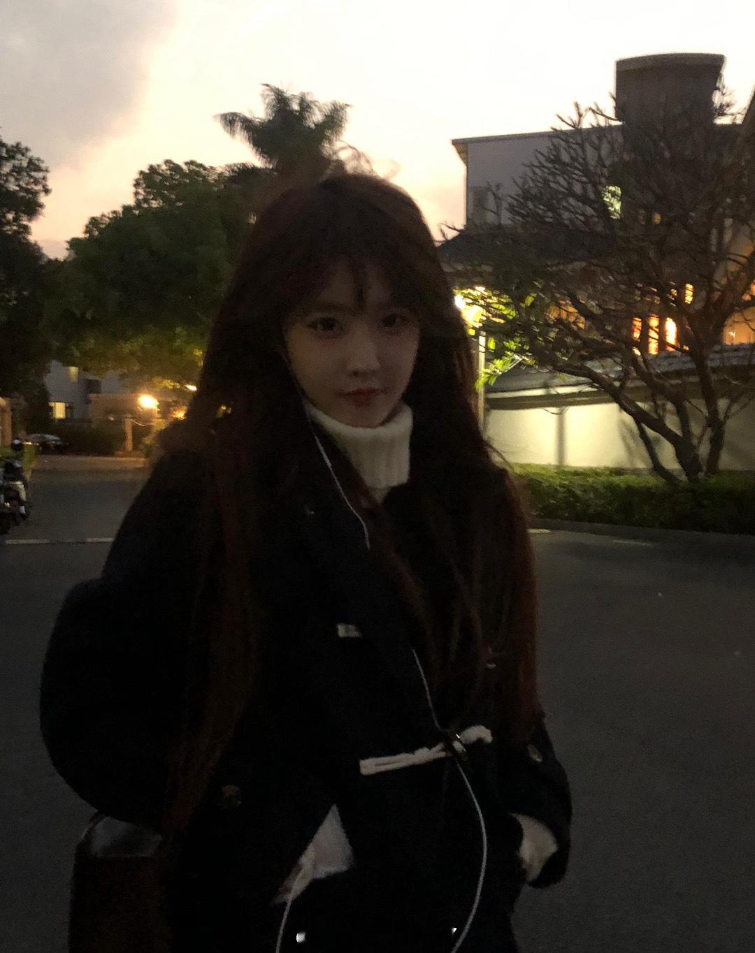 养猫的刘亦菲吴彦祖们，成年小猫时不时地突然咬人抓人（平时一直规律喂养没亏待过他）