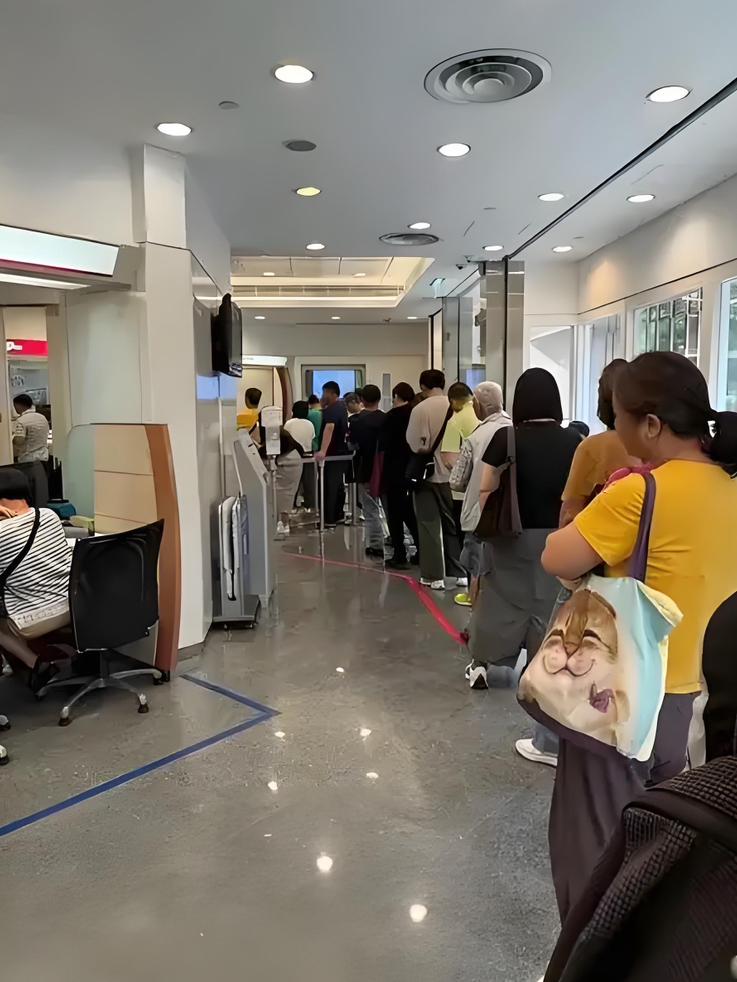 银行最近快被挤爆了！全是来提黄金的！存钱取钱的柜台反倒冷清不少，这阵仗估计