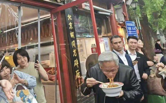 “北京通”黄仁勋逛南锣鼓巷，吃炸酱面、喝蜜雪冰城，还送路人伴手礼5月15日上
