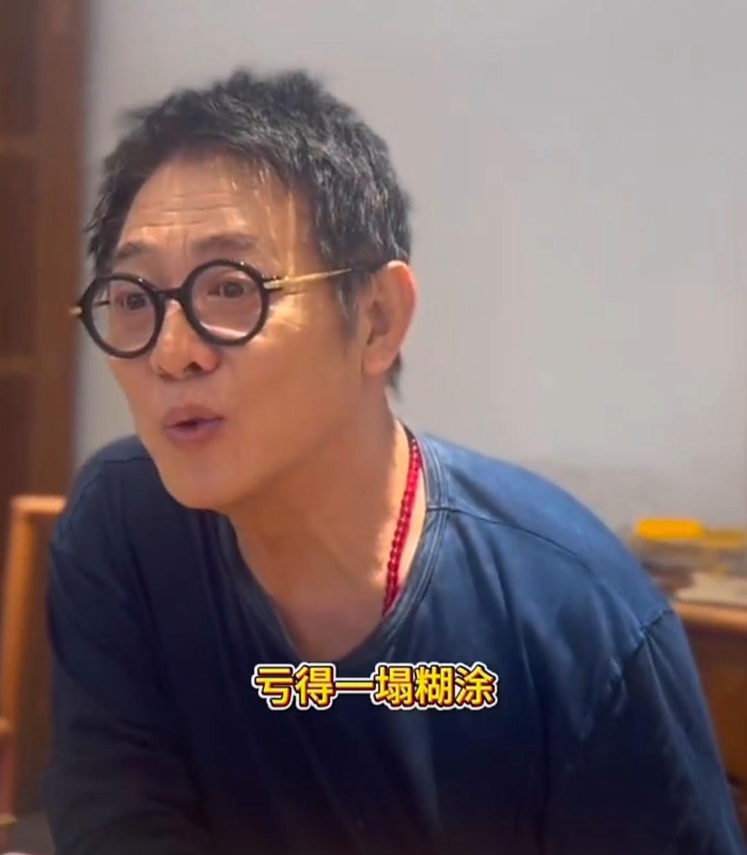 62岁李连杰在北京和粉丝聚餐，他现在的状态太好了，甲亢病已经痊愈，身材又胖回来了