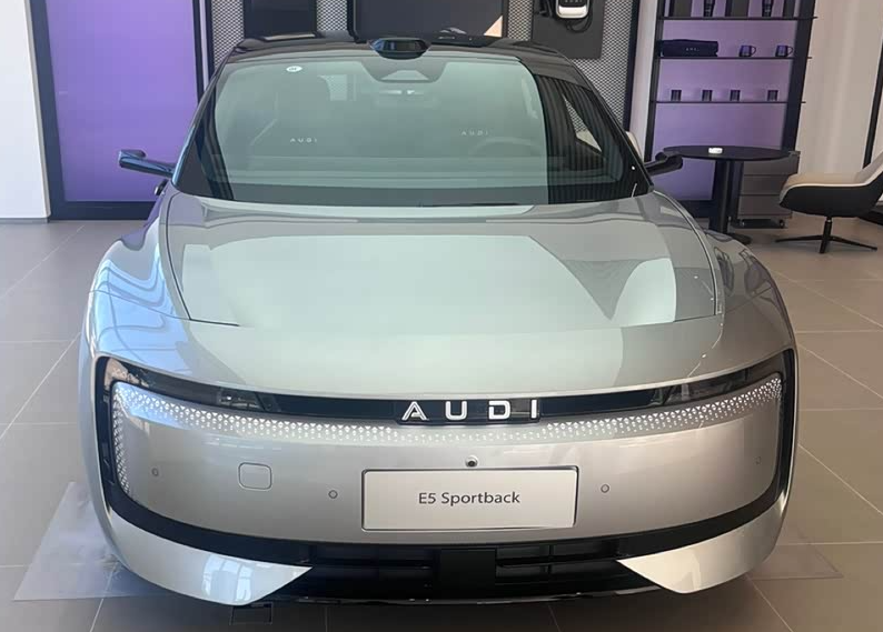 这台很不奥迪的奥迪E5有点意思首先就是外形没了四环标，但是“灯厂”的基因还在。