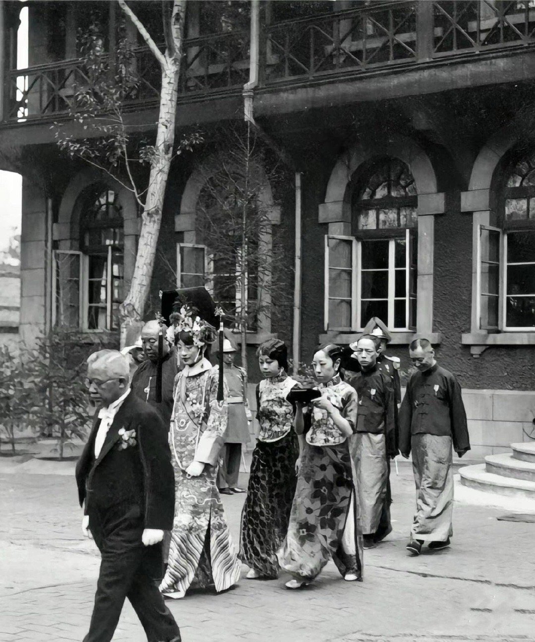 这是1934年，婉容在长春册封为伪满洲皇后时拍摄的珍贵照片，此时的婉容穿着皇后朝