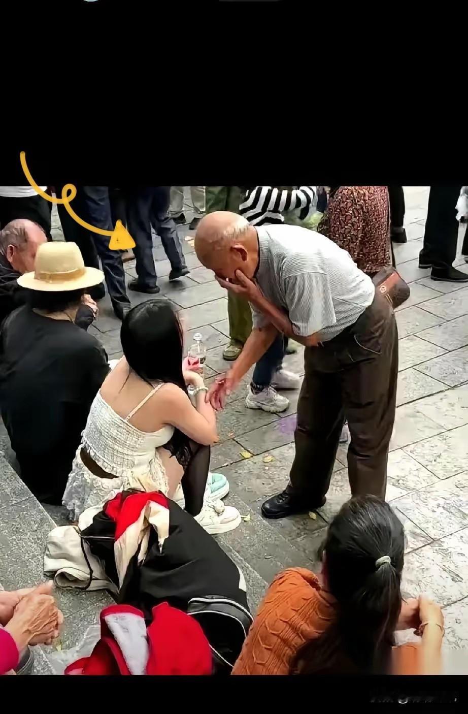 柳州的公园现在成了“暴利”风口？天刚擦黑，六七十岁的大爷们就揣着退休金到位了，