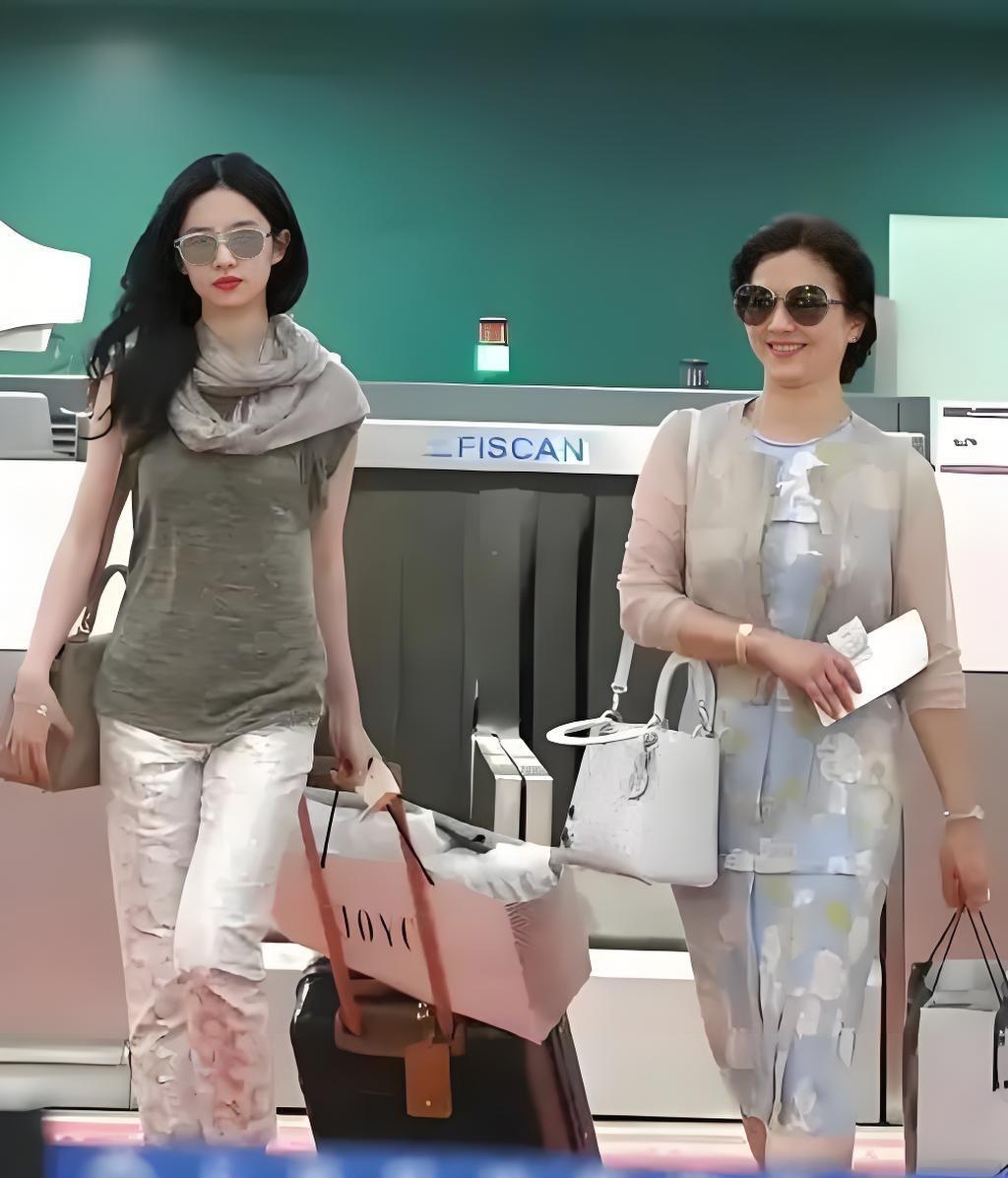 二十年商战暗局浮出水面：签协议时“不小心”掉落女儿叫干爹的录像带，半夜灌茅台抢好