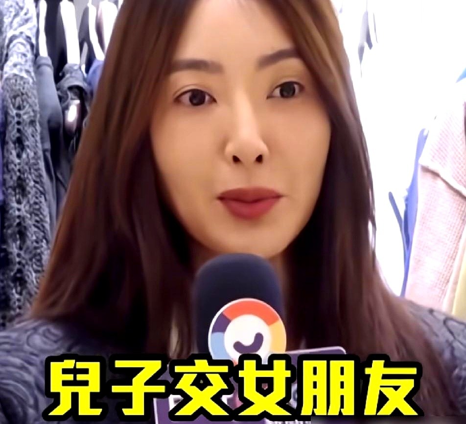 18岁生日当天，曹格儿子发了句“我合法了”，配图是紧紧搂着韩国女友的照片。水族馆约会、用定制情侣头像