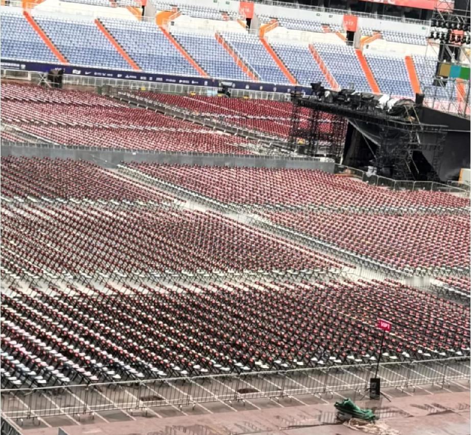 周杰伦济南演唱会内场座位数量1.8W+，整个体育馆座位数量估计有6-7个W，票价