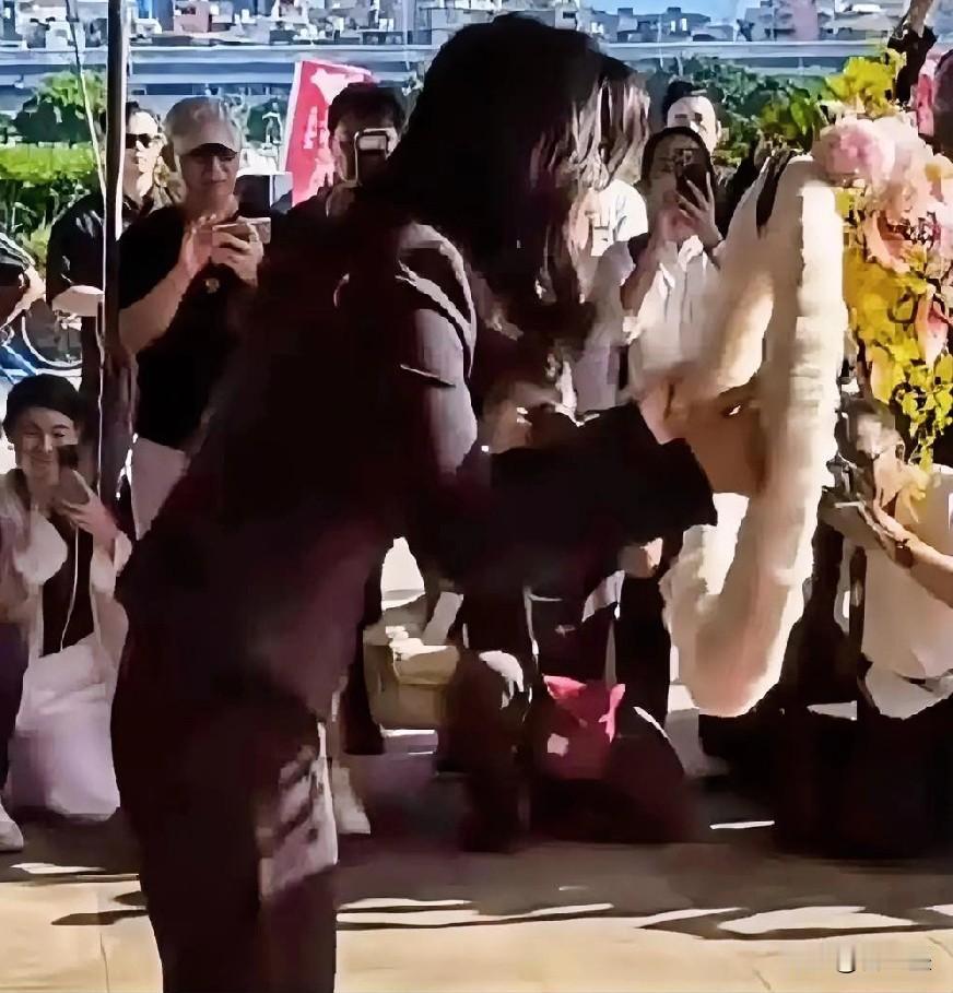 邱毅哭了，为郑丽文的行为而哭，也为这迟到70多年的鞠躬而哭，他们可以安息了。