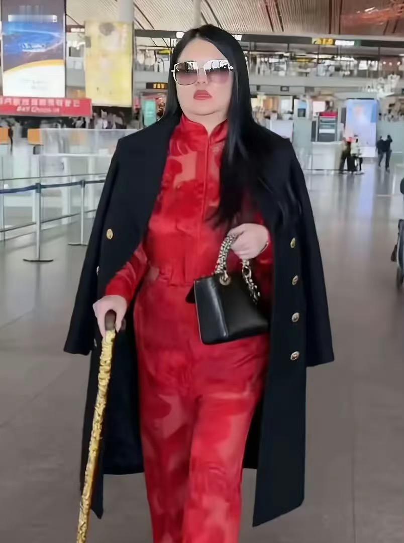 天还没有亮，李湘的天就先塌了，她没想到女儿一句“我不喜欢周也”能闹这么大。原本