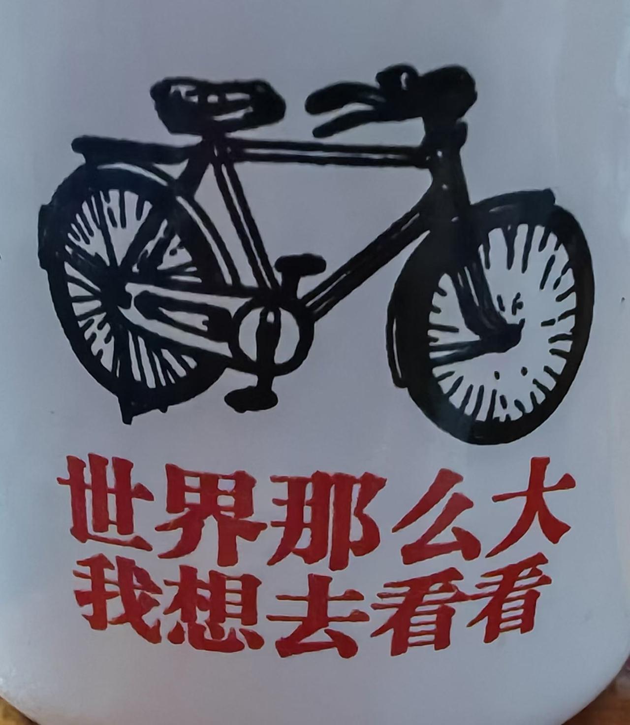回老家，晚上去洗澡，放桌上的手机响了，就喊我妈看下是谁打来的电话，老妈说："我也