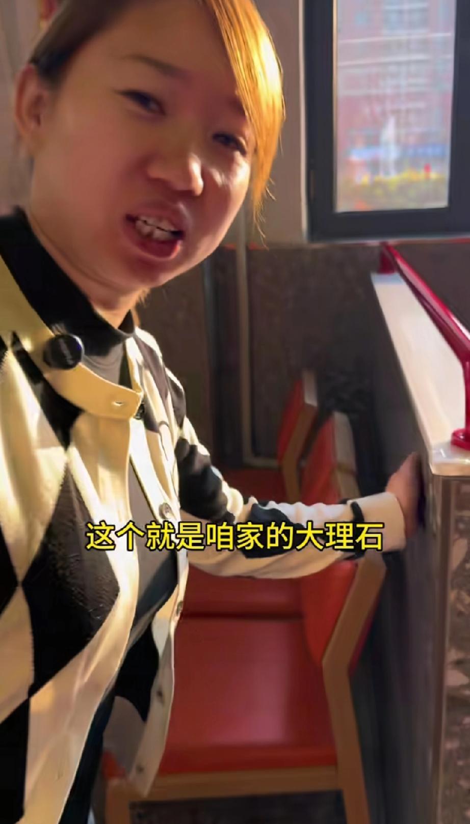 吉林长春，四个人饭店吃饭闹矛盾，其中一男的抓着一女的头发撞墙上了……第二天女子