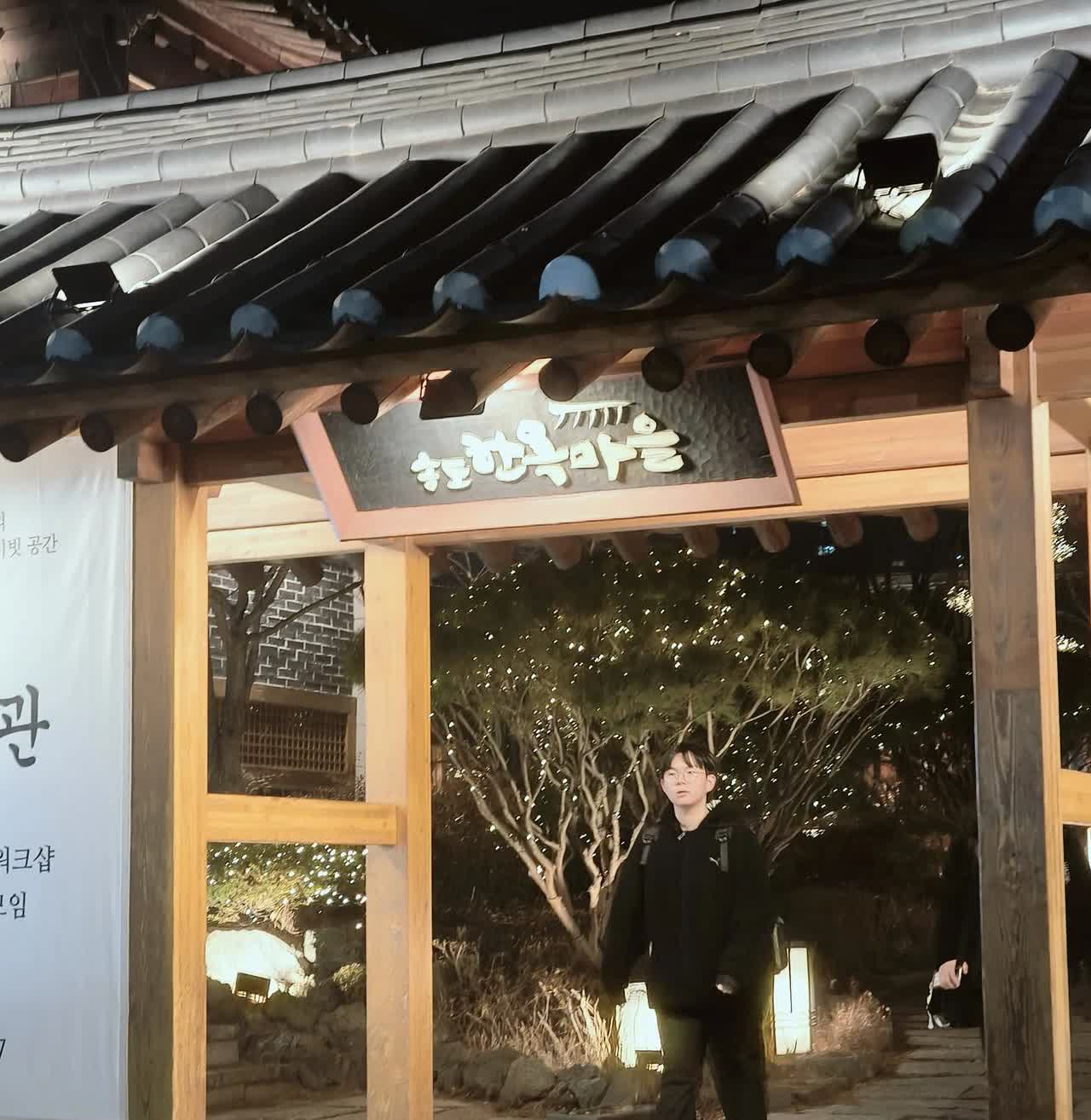 据报道，韩国特检组逮捕尹锡悦时，动用了十人挽住尹锡悦的四条腿，准备将他连人带椅子