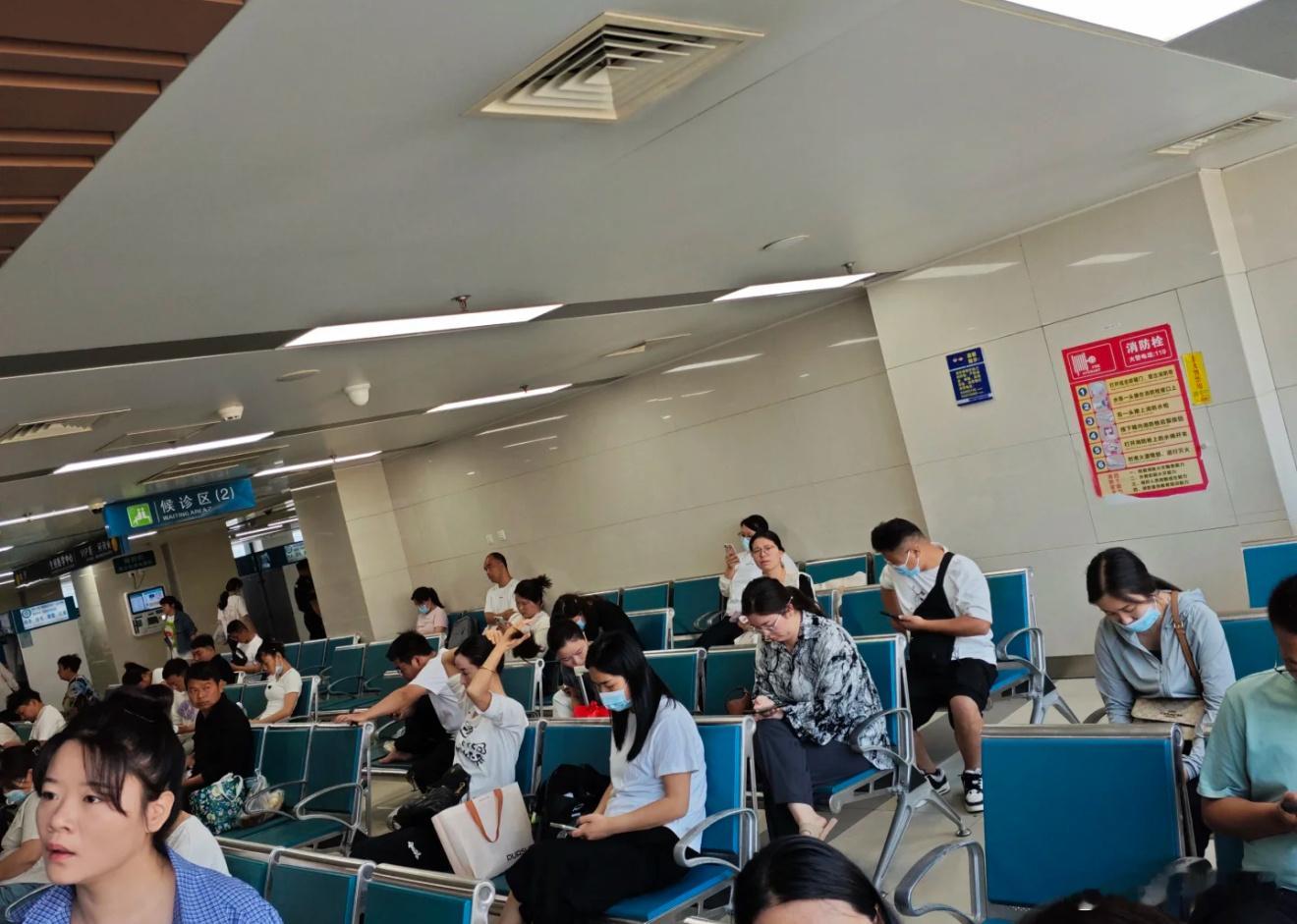 看，生殖科的人多少！都说不结婚不生孩子，可，生殖科要孩子的人，还是这么多！现在真