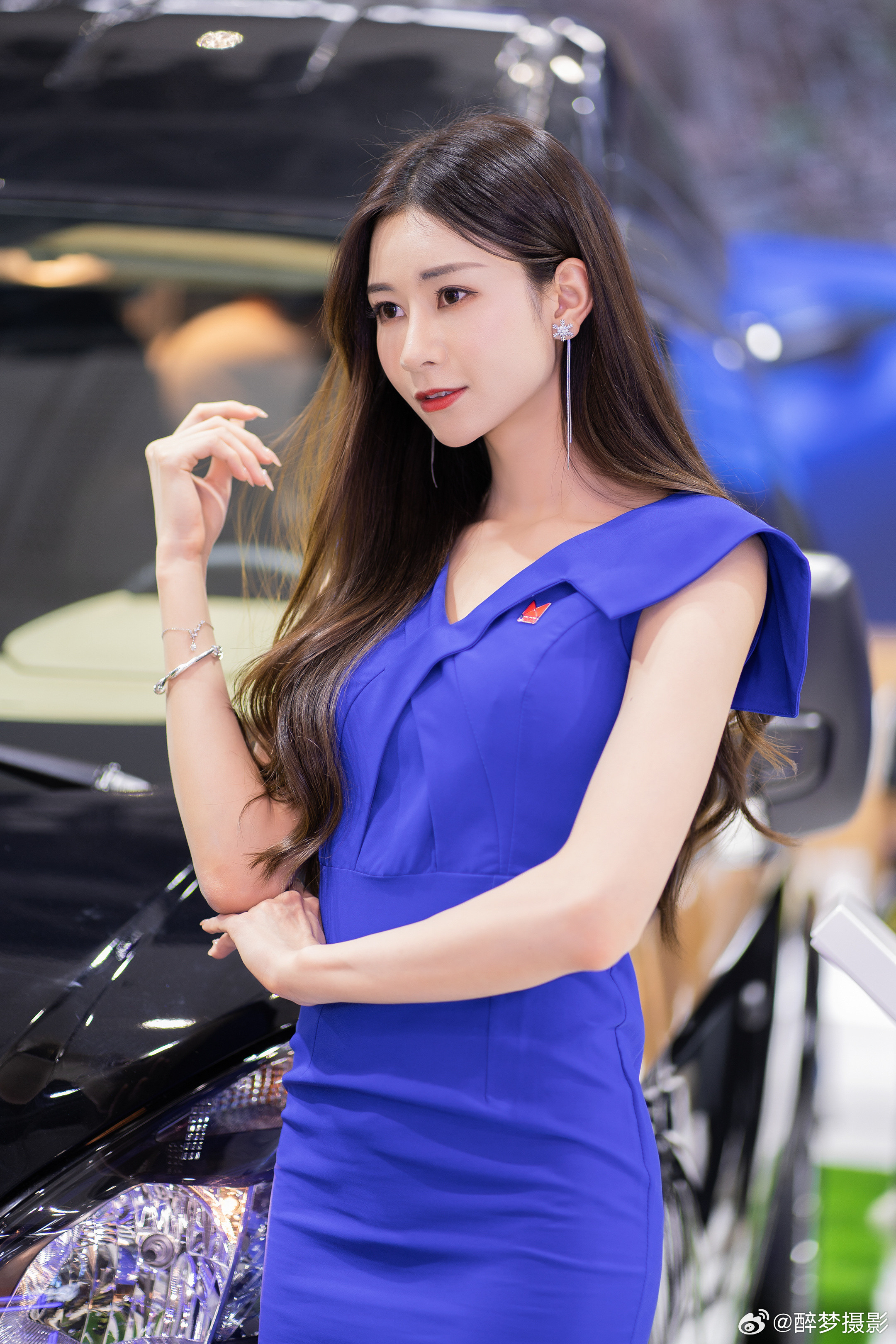侧颜杀绝绝子！一位身形曲线优美的车模小姐姐模特：Jocy活动：广州国际车展抄送