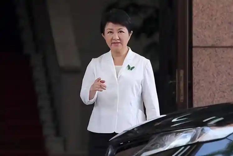 卢秀燕也是够嚣张！做为党主席郑丽文到台中谢票拜会，卢秀燕携江启臣均避而不见，以