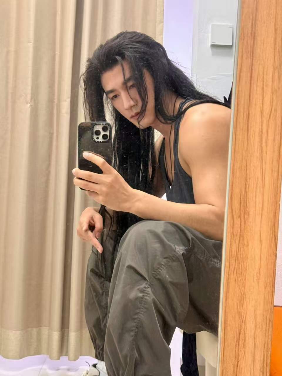 此沙晒腹肌维持这样流畅的薄肌线条肯定离不开日常自律，既能管理身形，又愿意大方分享