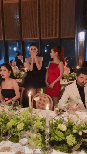 张艺凡和奚梦瑶撞衫，你们觉得，谁尴尬了？老实说，奚梦瑶很难不尴尬吧？首先