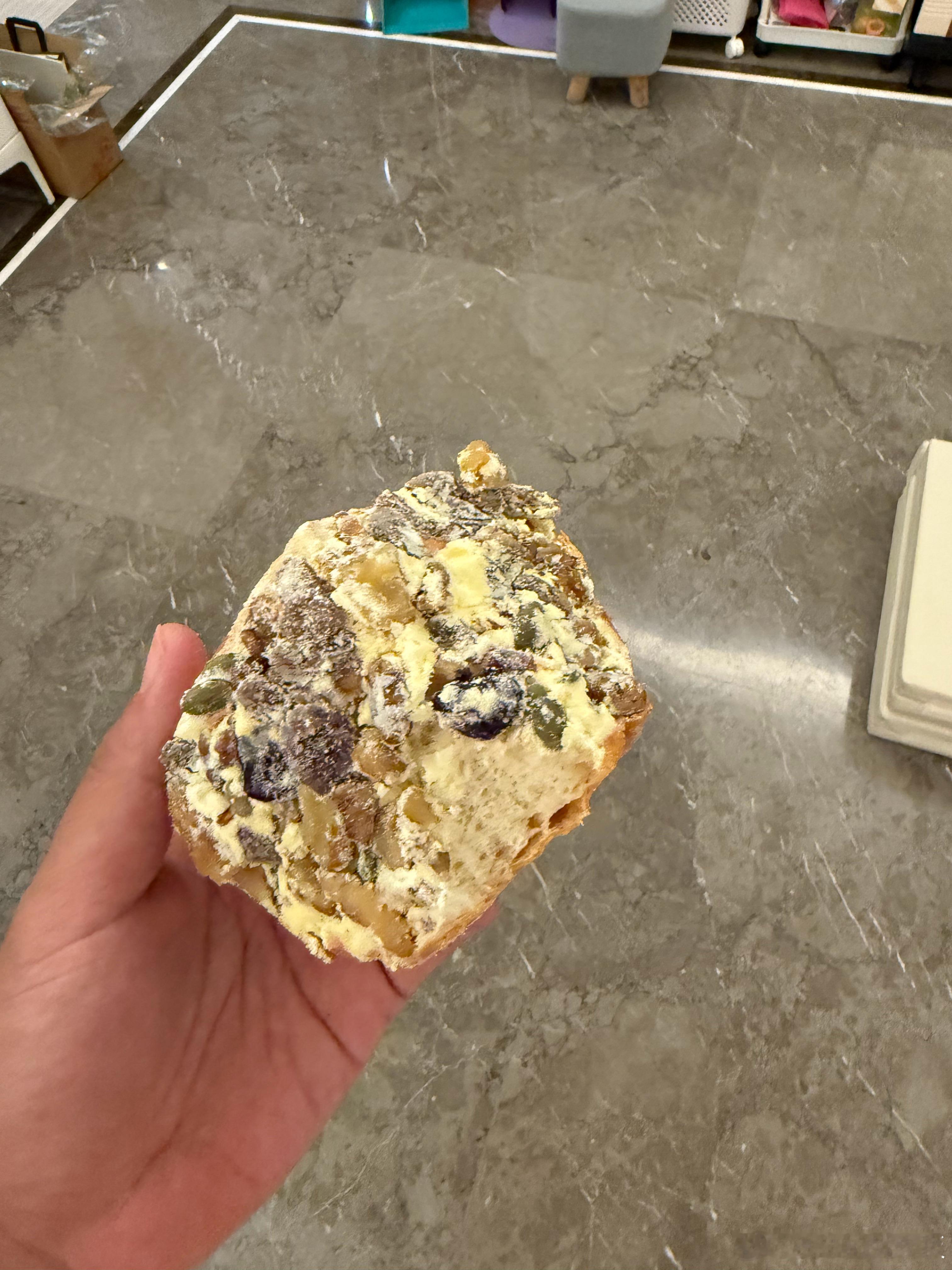 加班结束回家吃一口老婆的爱心纯手工新疆奶酪面包🥖瞬间感觉好幸福！睡个好觉明