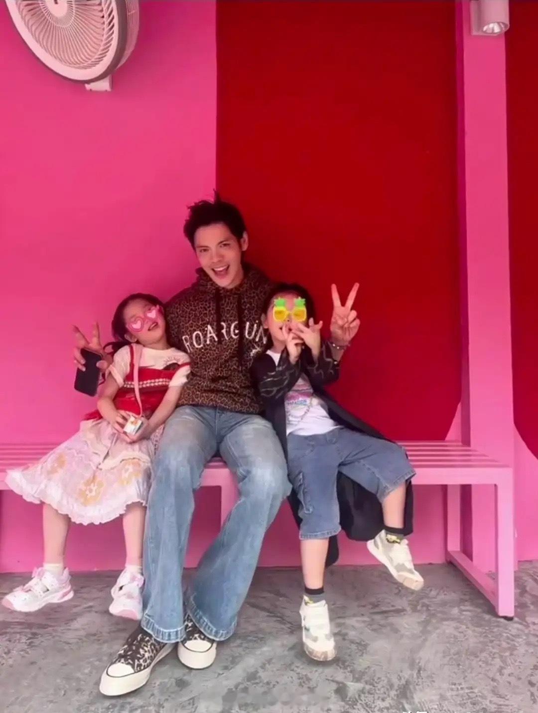 向佐郭碧婷情人节分享带娃日常，一家四口满满的幸福！