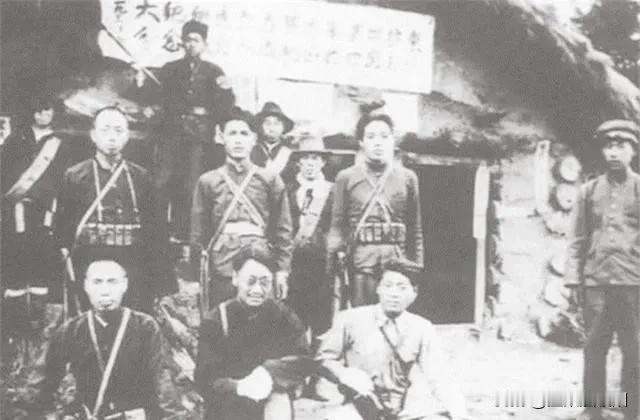 1985年，黑龙江有个退休老人上山采松茸，在石缝里摸到个硬东西。扒开一看，是部