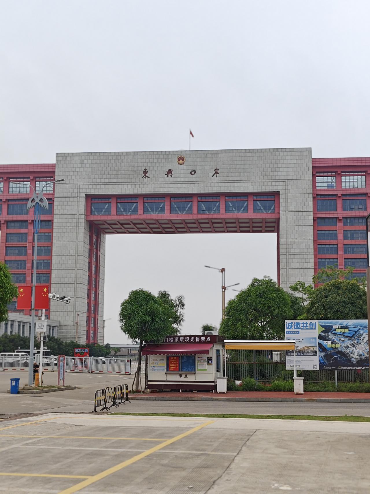 二桥，我们坐在游客中心等导游，这边显然冷清了很多，做边贸的也没那么多，没有喧闹，