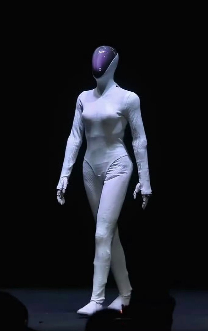 小鹏机器人拟人感好强啊！​​​