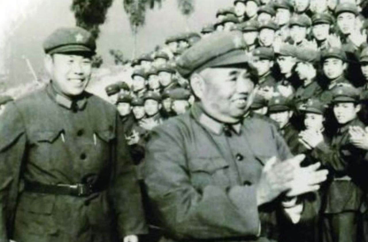 1979年，在广州军区司令许世友上将的陪同下，上级慰问团参观了缴获战利品展览。看