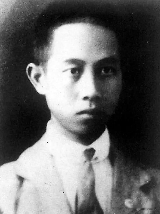 他是党中央“一号机密”文件守护者，假扮富商身份掩护20箱中央机密，屋内常年备火盆