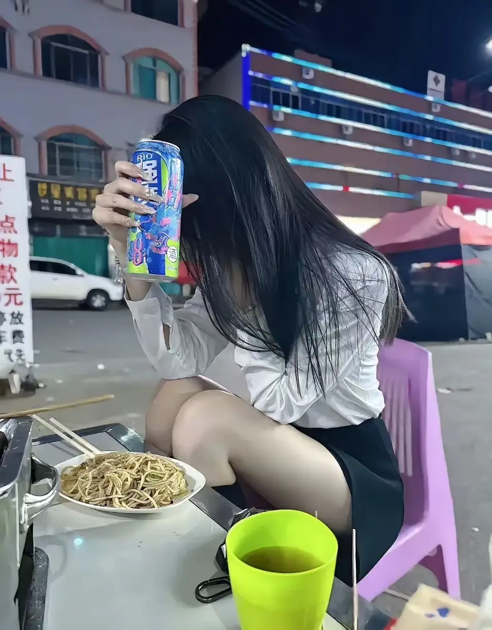 路边的炒面也很好吃😋​