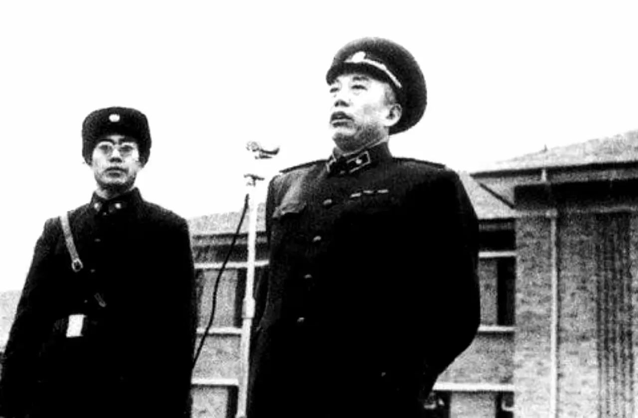1957年，铁道兵司令王震上将遇到3个海军军官大声喝酒划拳。王司令走上前去，问：