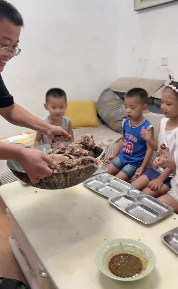 娶一个养一窝，一锅排骨吃掉两天工资。养不起。