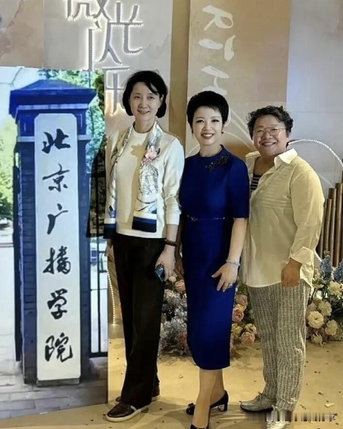 退休之后的李修平比之前荧幕里看到的还要有气质，她留着短发，五官也很精致，温婉大气