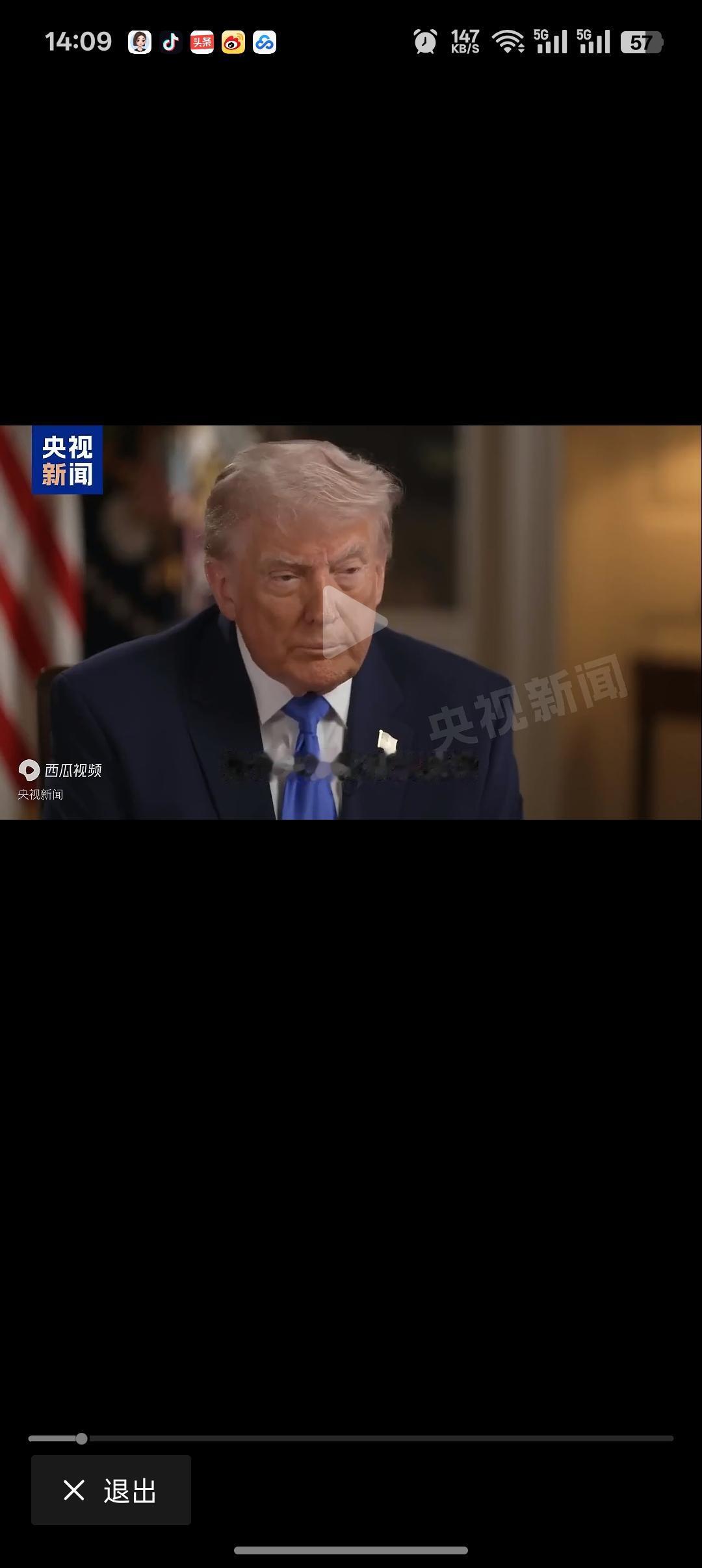 美国媒体多次现场提问让特朗普难堪的问题，特朗普为什么不把他们挡在白宫门外？？是不
