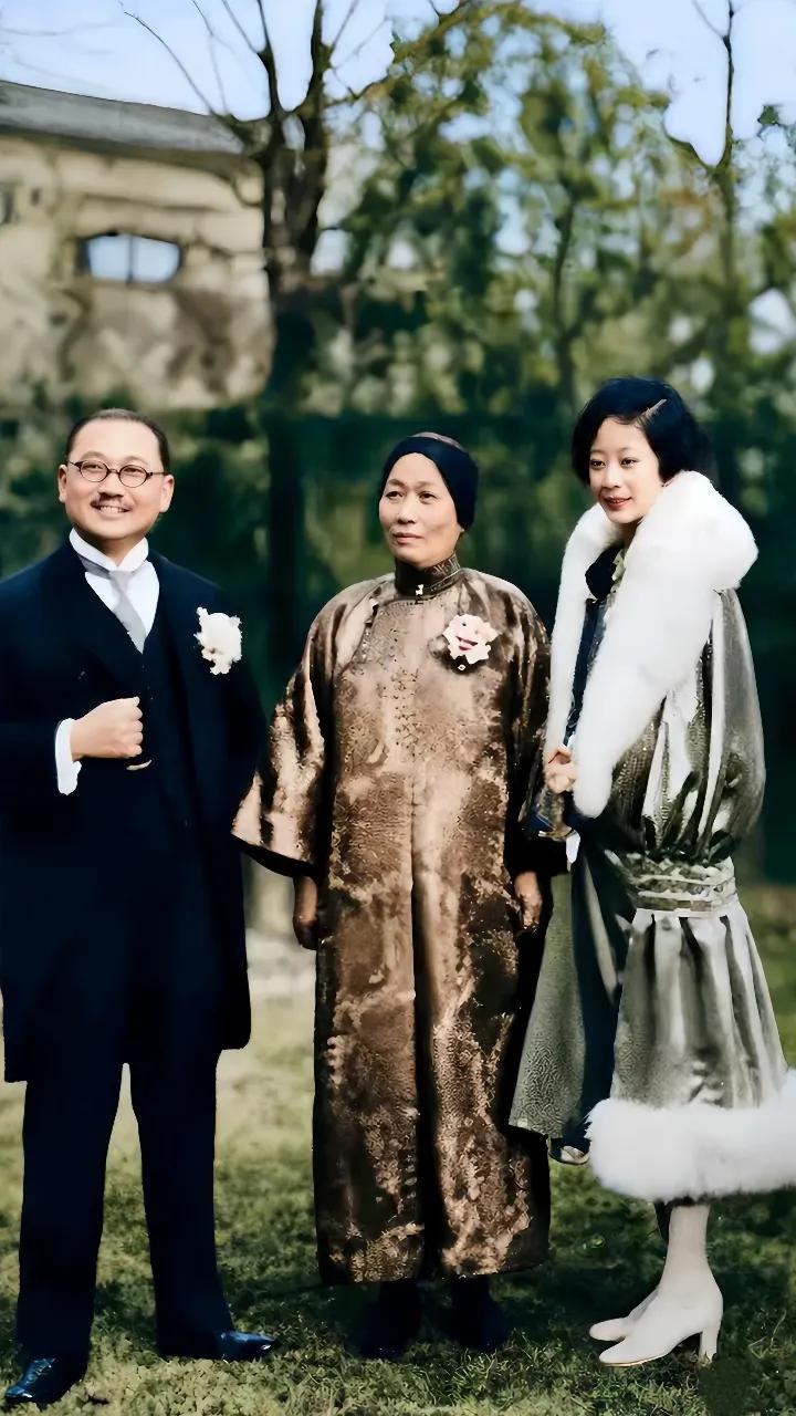 张乐怡这件大衣放在现在也是很时尚。这件大衣无论款式颜色还是质地，都是一流的。这