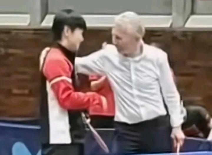 莎莎：好尴尬呀！不是握手，笑笑算了！昨天下午的活动现场，莎莎和当地一个官员某样的